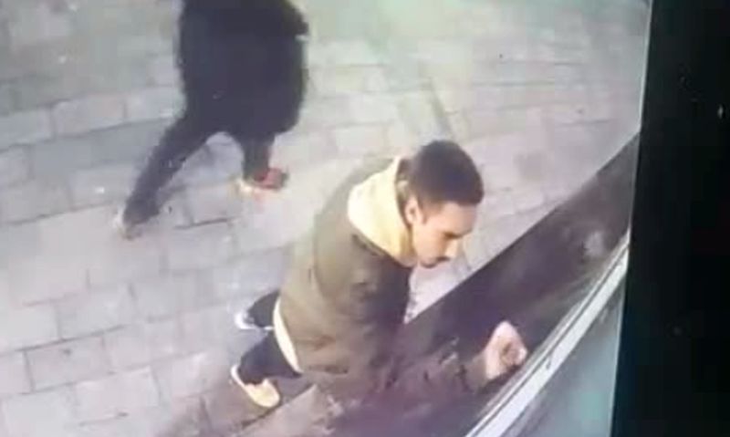 Da li ga prepoznajete: Huligan išarao vrata tek obnovljenog lifta za invalide u centru Banjaluke