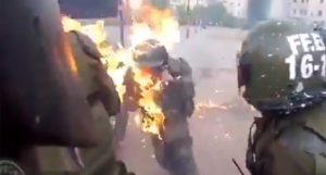 VIDEO – Tokom protesta zapalili dvije policajke
