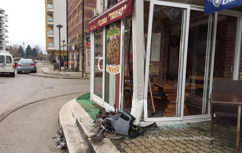 Banjaluka – Vozilom se zabio u izlog picerije, pa pobjegao, kamere sve snimile