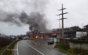 Stravična eksplozija kod Zvornika: Automobilom se zabio u benzinsku pumpu