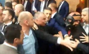 Haos u crnogorskom parlamentu: Pohapšeni poslanici, a sporni zakon ipak usvojen