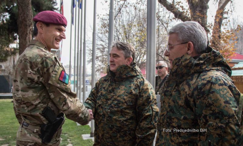 FOTO – Poziranje pored jelke: Komšić i Džaferović u vojnim uniformama u Avganistanu
