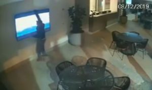 VIDEO – Nespretni tandem pokušao da ukrade TV, a onda je nastao haos