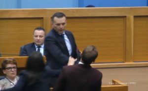 VIDEO – Prekinuta sjednica NS RS nakon incidenta Dragana Lukača i Draška Stanivukovića