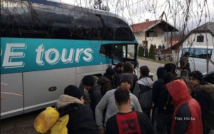 Migranti s Vučjaka još uvijek nisu krenuli za Sarajevo, formira se duga kolona autobusa