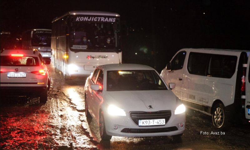 Migranti iz Vučjaka stigli u centar Ušivak u Hadžićima