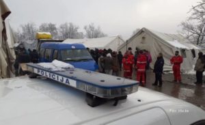 Migranti iz protesta legli pod kamion, a onda napali policiju