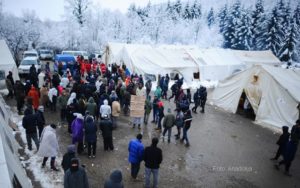 U toku pripreme za premještanje migranata iz Vučjaka, Crveni krst i policiju čeka puno posla