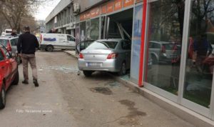 FOTO – Nezgoda u Banjaluci, automobilom u izlog