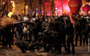 Štrajk decenije u Francuskoj – totalna blokada saobraćaja, policija koristila suzavac i vodene topove