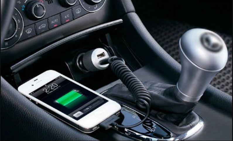 Oprez! Еvo zašto bi trebalo da prestanete puniti svoj telefon u automobilu