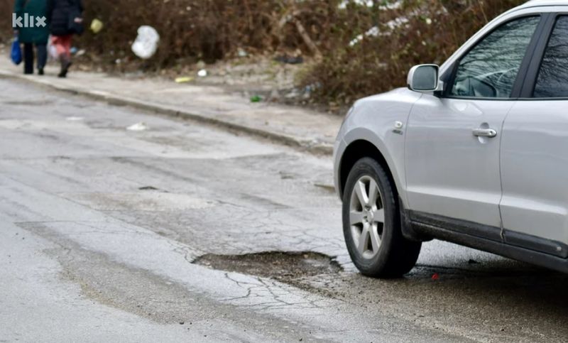 Oštetili ste vozilo, a uzrok su rupe na saobraćajnici? Ovako možete naplatiti štetu
