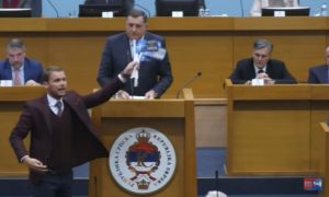 VIDEO – Stanivuković izašao pred Dodika i nakratko prekinuo njegovo obraćanje Skupštini