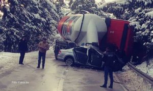 Dvije osobe poginule, jedna teško povrijeđena u sudaru s cisternom