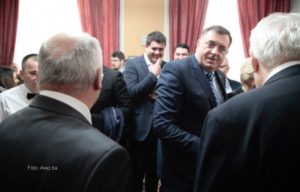 Dodik Incku: Šta ćeš ti ovdje? Incko Dodiku: Ja sam Tito!