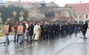 Prvi put poslije trideset godina – litija Srba centrom Vukovara