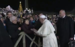 VIDEO – Papa udario ženu po ruci nekoliko puta da bi ga pustila, poslije se izvinjavao