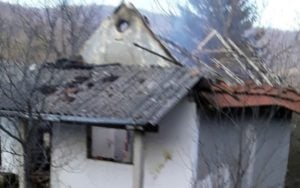 Izgorjela kuća: Banjalučki vatrogasci nisu mogli da priđu jer nema puta, mještani ogorčeni