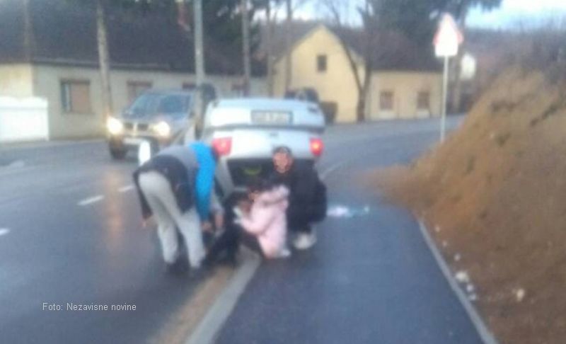 Troje povrijeđeno u prevrtanju automobila kod Laktaša