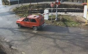 VIDEO – Novi snimak sa pružnog prelaza u Banjaluci, ponovo otkinuta rampa