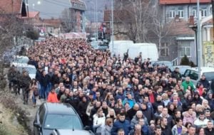 Hiljade ljudi u litiji na Kosovu i Metohiji u znak podrške Srbima i SPC u Crnoj Gori