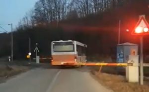 VIDEO – Vozač uprkos rampi i upozorenjima autobus prevezao preko pruge