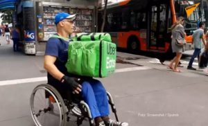 Upoznajte čovjeka koji u invalidskim kolicima raznosi hranu
