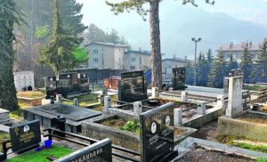 FOTO – Ovakva gozba na groblju u Srbiji se ne pamti