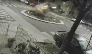 VIDEO – Puklo kao bomba: Automobilom “preletjela” kružni tok i pokupila gromadu od 150 kilograma