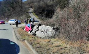 Saobraćajna nesreća u Čelincu: Mercedesi završili u kanalu