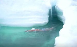 VIDEO – Pedesetogodišnjak plivao u ledenoj vodi kroz pukotine glečera na Antarktiku