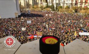 VIDEO – Više od 100.000 ljudi na litiji u Podgorici: Narod brani vjeru i svetinje!