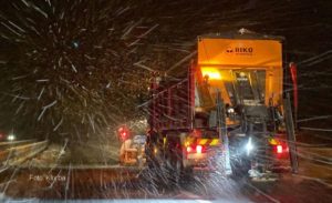 VIDEO – Veliki snježni nanosi na autoputu Banjaluka – Doboj prouzrokovali haos u saobraćaju