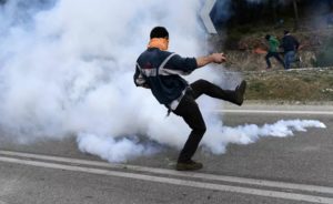Haos na tursko-grčkoj granici: Migranti nadiru, policija bacila suzavac i šok bombe