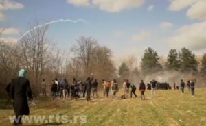 VIDEO – Napeto na grčko-turskoj granici: Migranti između suzavca i vodenih topova