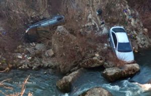 Dva automobila zbog sudara završila u koritu rijeke Vrbas