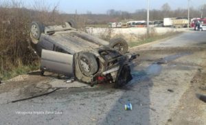 Saobraćajna nezgoda u Banjaluci: Automobil završio na krovu, intervenisali vatrogasci