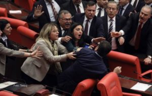 VIDEO – Tuča u turskom parlamentu zbog Erdogana, objavljen snimak