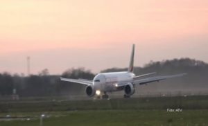 VIDEO – Na banjalučki aerodrom sletio avion sa medicinskom opremom iz Kine