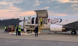VIDEO – U RS stigao još jedan avion sa opremom za mobilnu bolnicu