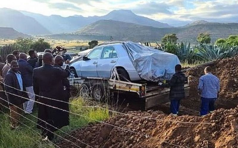 Tražio da bude sahranjen u Mercedesu