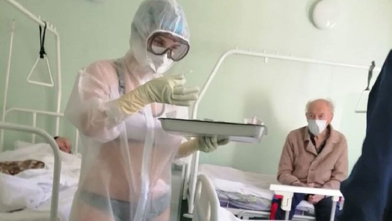 FOTO – Aritmije zbog ruske medicinske sestre u providnom zaštitnom odijelu
