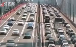 VIDEO – “Talasi” na mostu u Kini uplašili vozače