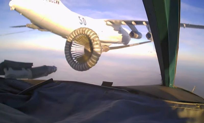 VIDEO – Pogled iz kabine: Kako se doliva gorivo u Su-34 pri brzini od 600 kilometara na čas