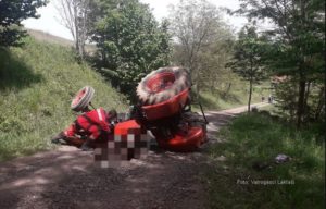 Nesreća na lokalnom putu: Muškarac povrijeđen prilikom prevrtanja traktora