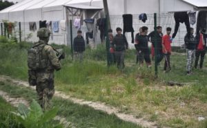 Vojska u Šidu: Specijalci sa dugim cijevima u migrantskim kampovima
