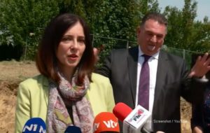 VIDEO – Župan se plazio i pravio grimase dok je hrvatska ministarka davala izjavu