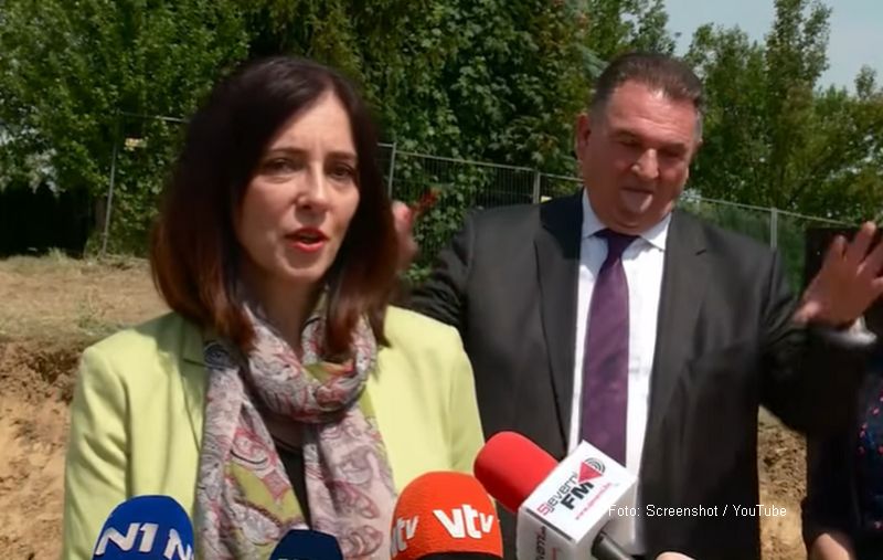 VIDEO – Župan se plazio i pravio grimase dok je hrvatska ministarka davala izjavu