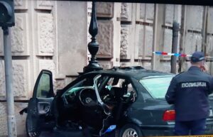 Automobil udario u zgradu Vlade Srbije, poginule dvije mlađe osobe
