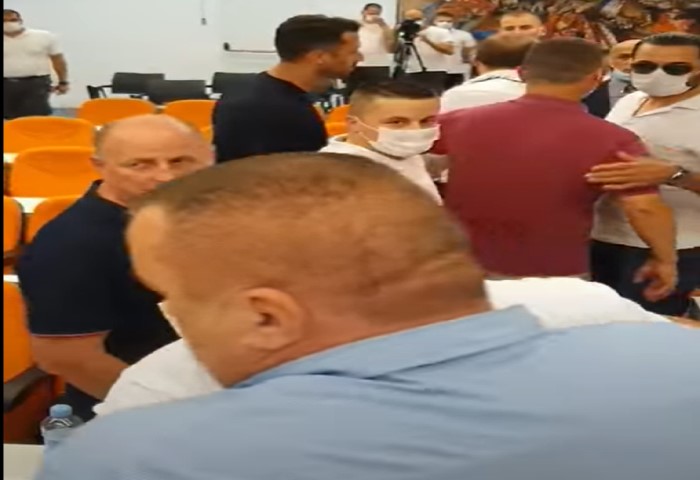 Haos u budvanskoj skupštini – Bačen i suzavac – VIDEO